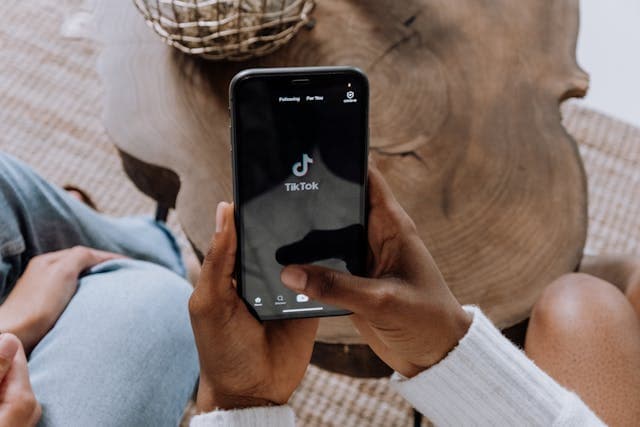ASMR su TikTok: una sensazione rilassante